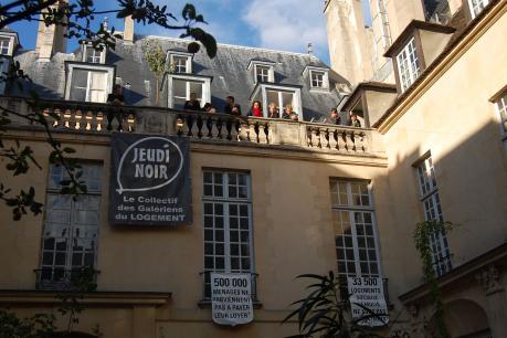 Revue de presse / Libération : Place des Vosges, Jeudi noir a fait visiter le patrimoine squatté